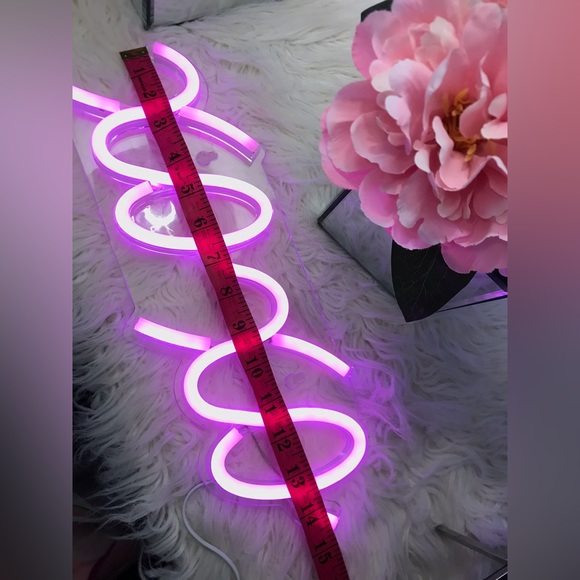 XOXO Neon Led Wall Light - Picture 5 of 11